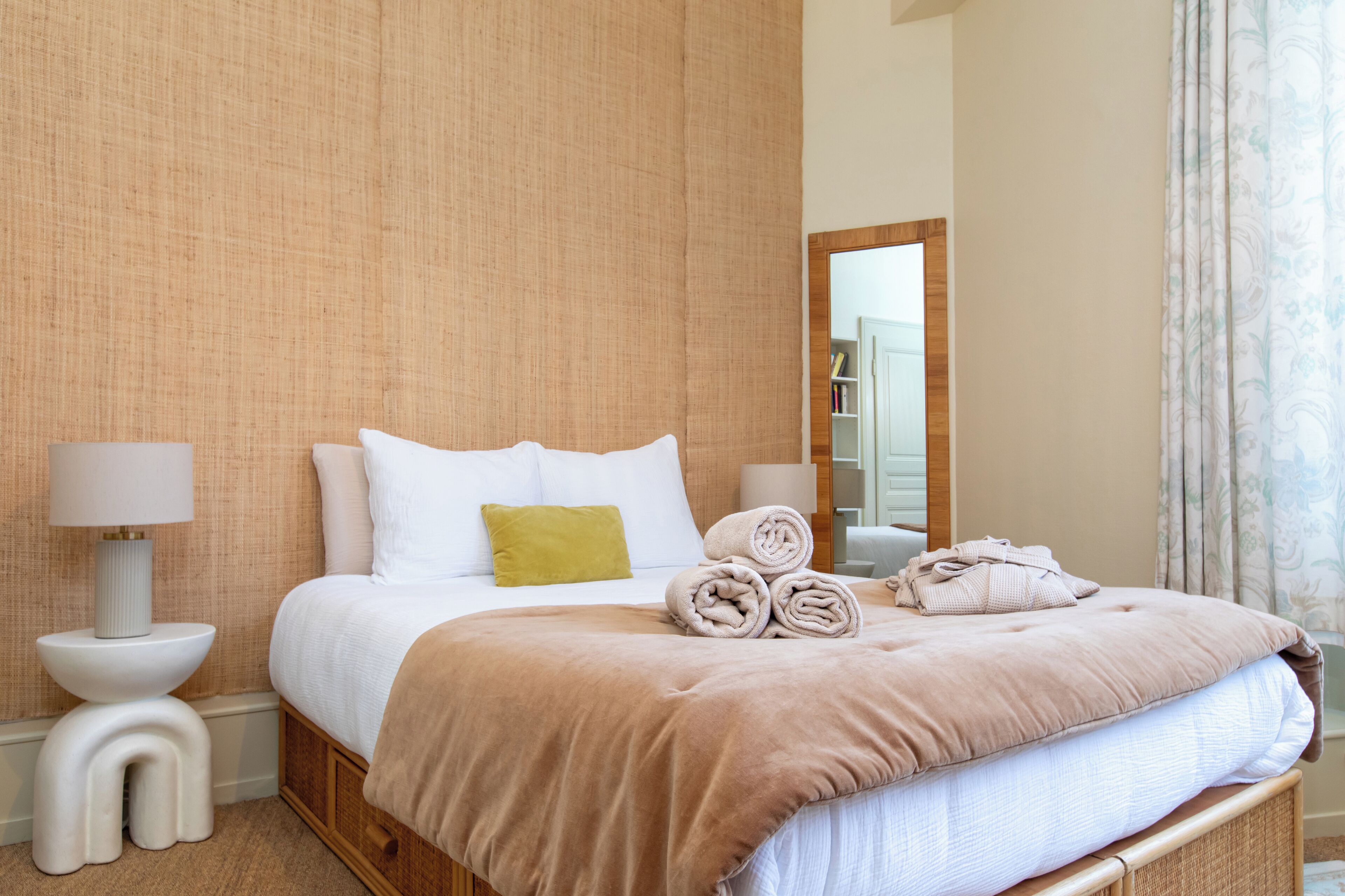 3 habitaciones, escritorio y tabla de planchar con plancha 