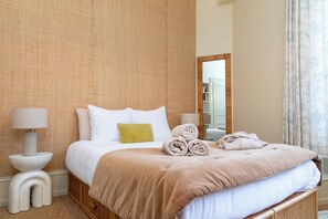 3 sovrum, skrivbord, strykjärn/strykbräda och resesäng