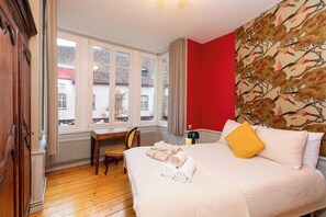 3 camere, una scrivania, ferro/asse da stiro, culla da viaggio