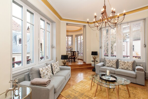 Smart-tv, böcker, ett musikbibliotek och printers