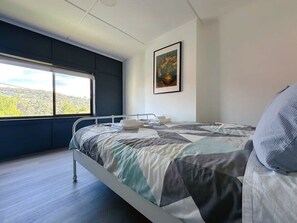 3 Schlafzimmer, Schreibtisch, Bügeleisen/Bügelbrett, Reisekinderbett