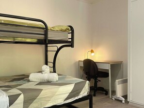 3 Schlafzimmer, Schreibtisch, Bügeleisen/Bügelbrett, Reisekinderbett