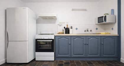 South Hobart Home | 5min to CBD | Parking