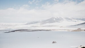 A snowy landscape with a mountain in the background. - Chalet Myler (Yeghipatrush)