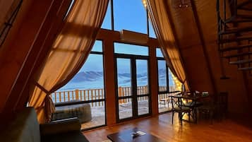 Premium-Ferienhütte | 2 Schlafzimmer, kostenloses WLAN, Bettwäsche