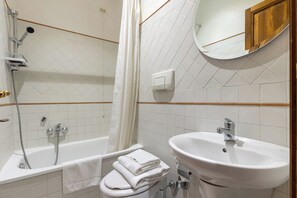 Toalettartikler (inkludert) og hårføner