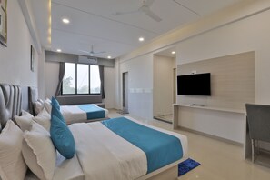 Habitación cuádruple Deluxe | Escritorio, wifi gratis, ropa de cama