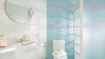 Shower, pengering rambut,  dan handuk