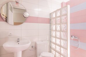 Shower, hair dryer, towels - Pleasure Beach Hotel (Hersonissos)