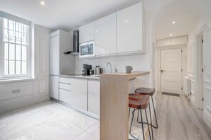 Private kitchen - Bright Paddington flat on Westbourne Terrace w/easy access to transport. (London)