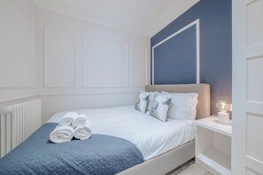 2 bedrooms, iron/ironing board, WiFi, bed sheets - Bright Paddington flat on Westbourne Terrace w/easy access to transport. (London)