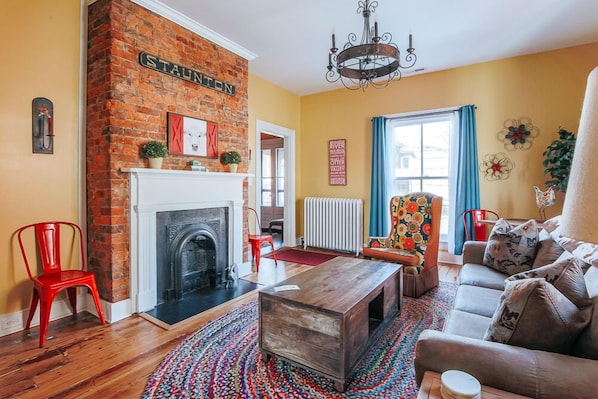 Lounge - The Shenandoah Suite (Staunton)