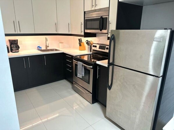 Refrigerador, microondas, horno, placa de cocina