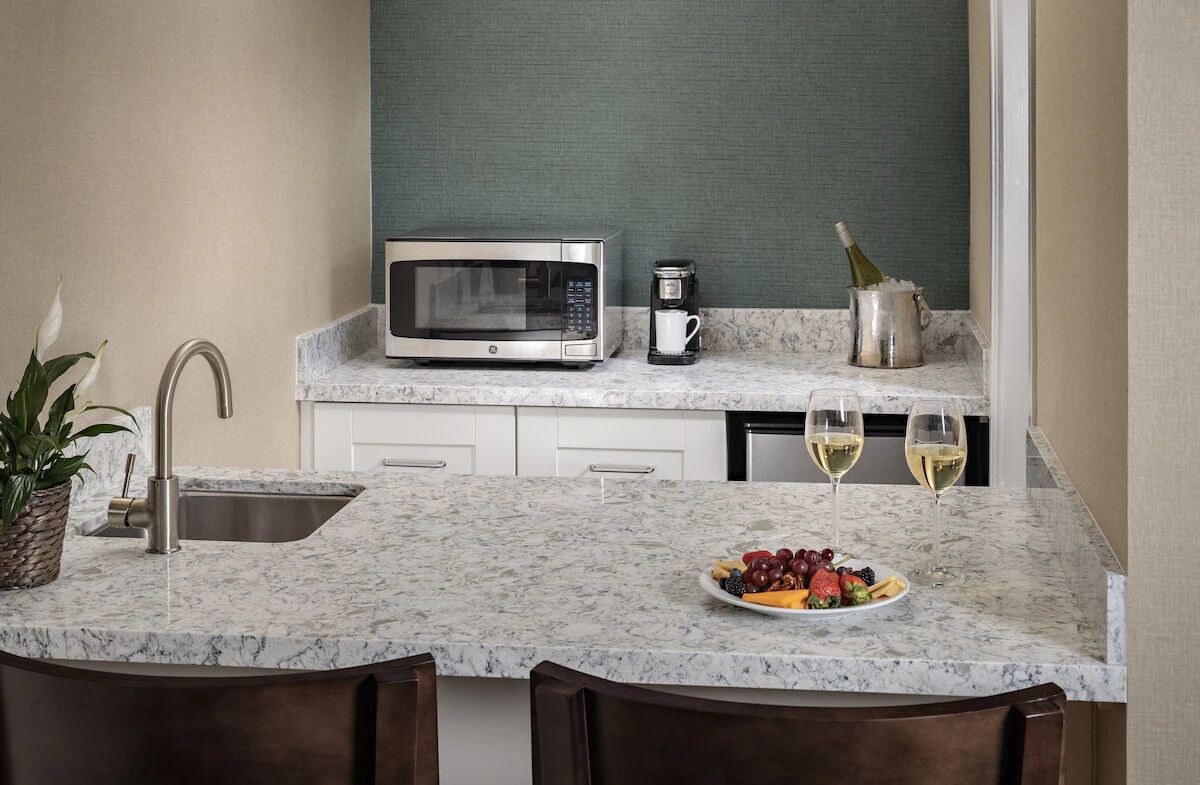 Experience The Best Of San Diego! 4 Large Units With Bay View! Free Parking! - San Diego, CA