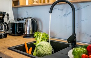 ثلاجة، فرن، موقد طهي مسطح، غسالة أطباق