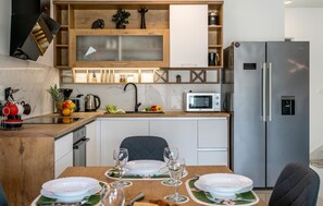 Frigorífico, microondas, horno y placa de cocina