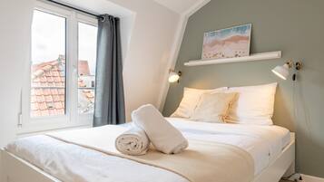 1 bedroom, desk, internet, bed sheets