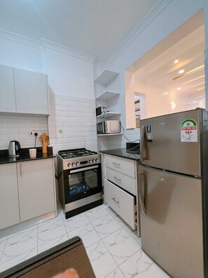 Private kitchen - Cozy beachfront apartments along the Kenyan Coastline, a perfect holiday getaway (Mombasa)