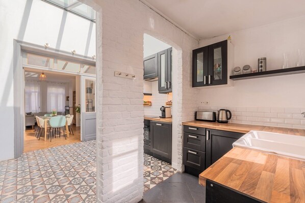 Réfrigérateur, micro-ondes, four, cafetière/bouilloire