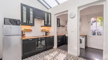 Fridge, microwave, oven, coffee/tea maker