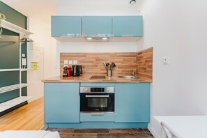 冷蔵庫、電子レンジ、オーブン、コンロ