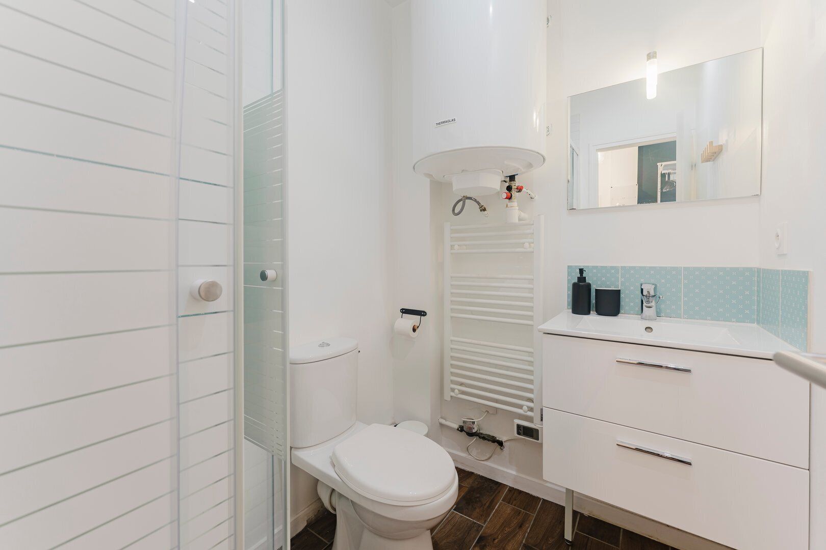 Regadera, secadora de cabello, toallas 