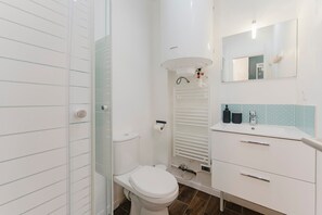 シャワー、ヘアドライヤー、タオル