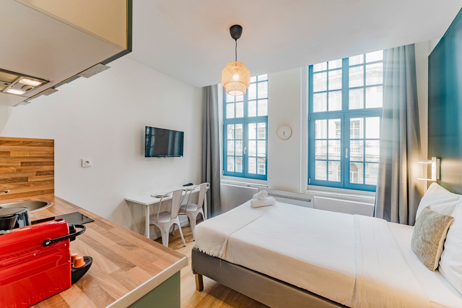 Bureau, accès Internet, draps fournis