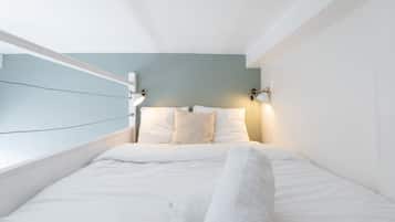 Tabla de planchar con plancha, internet y ropa de cama