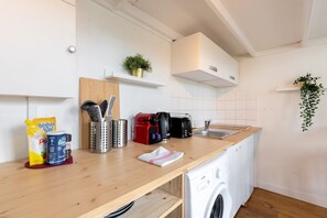 Kühlschrank, Wasserkocher mit Kaffee-/Teezubehör, Toaster