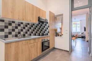 Réfrigérateur, micro-ondes, four, cafetiÚre/bouilloire