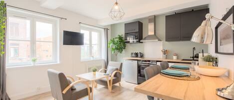 Kylskåp, mikrovågsugn, spishäll och kaffe- och tebryggare