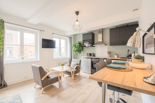 Kühlschrank, Mikrowelle, Herdplatte, Wasserkocher mit Kaffee-/Teezubehör