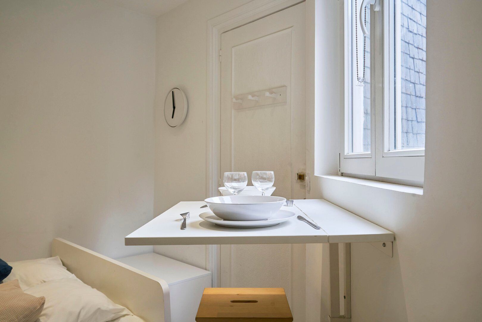 書桌、熨斗/熨衫板、上網、床單