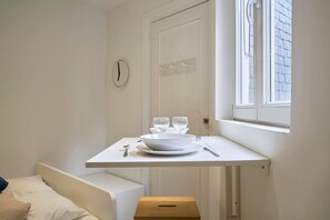 Bureau, fer et planche Ă repasser, accĂšs Internet, draps fournis