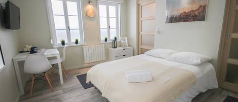 Desk, Internet, bed sheets