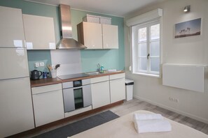 Een koelkast, een microgolfoven, een oven, een kookplaat