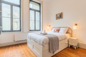 1 soverom, skrivebord, strykejern/-brett og internettilgang