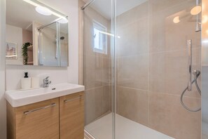 Shower, hair dryer, towels