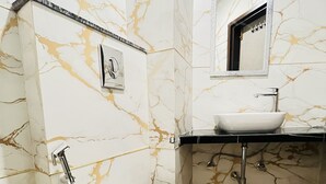 A bathroom with a toilet, a sink, and a shower. - Hotel Red stone inn New Delhi (New Delhi)