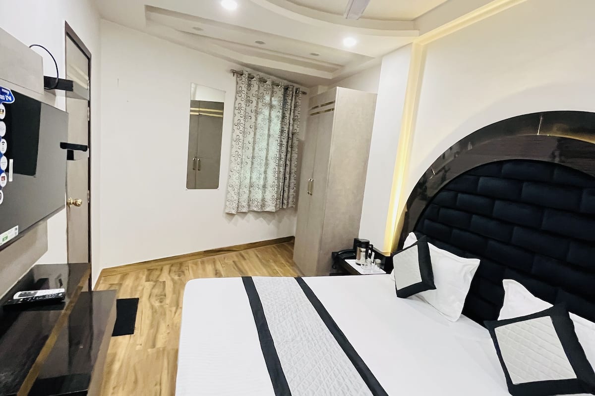 Classic Room, 1 King Bed | Living area