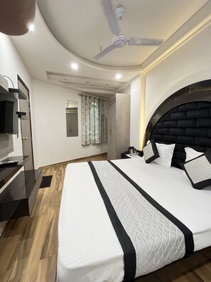 Classic Room, 1 King Bed | Free WiFi, bed sheets - Hotel Red stone inn New Delhi (New Delhi)