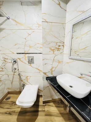 Shower, free toiletries, towels, soap - Hotel Red stone inn New Delhi (New Delhi)