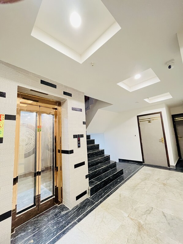 Elevator - Hotel Red stone inn New Delhi (New Delhi)