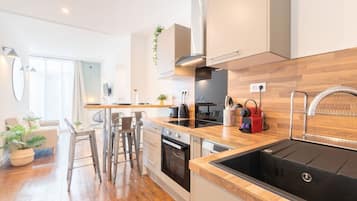 Fridge, oven, dishwasher, coffee/tea maker