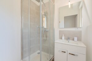 Shower, hair dryer, towels - 2 bedroom apartment near tram, CHR + parking (Roubaix)