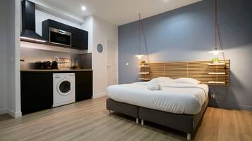 Een strijkplank/strijkijzer, internet, beddengoed