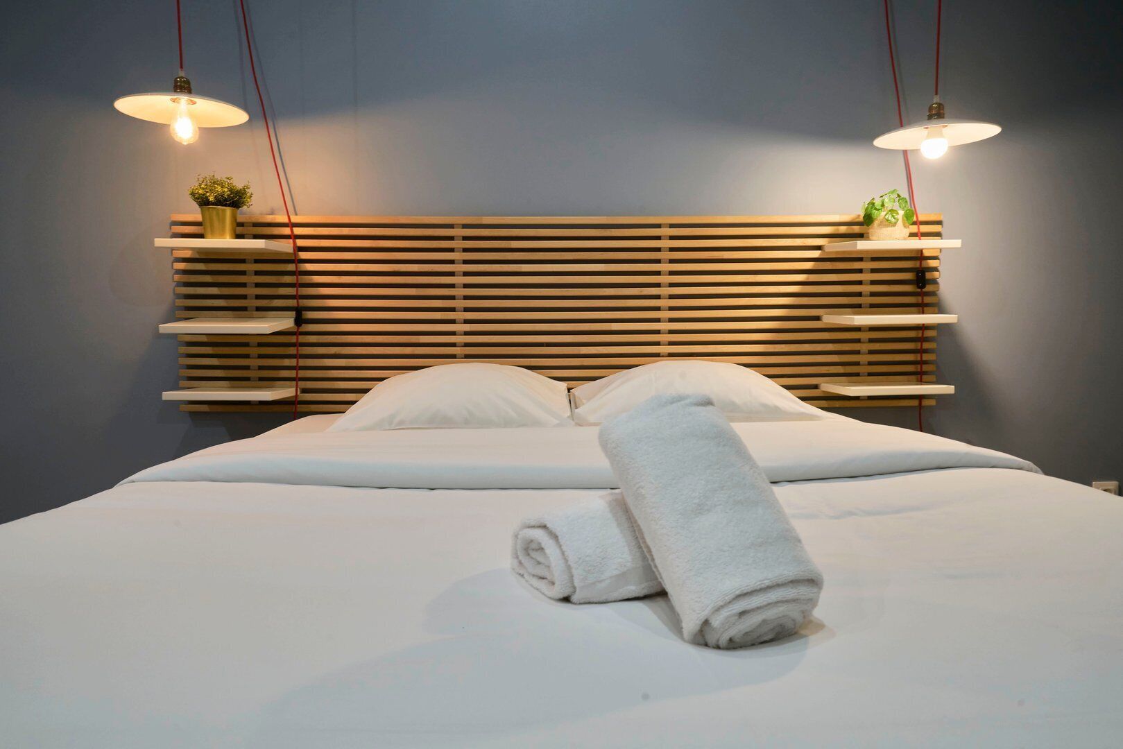 Een strijkplank/strijkijzer, internet, beddengoed