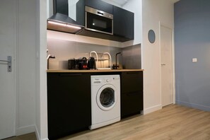 Réfrigérateur, micro-ondes, four, plaque de cuisson