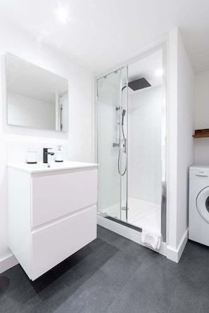 Regadera, secadora de cabello, toallas 